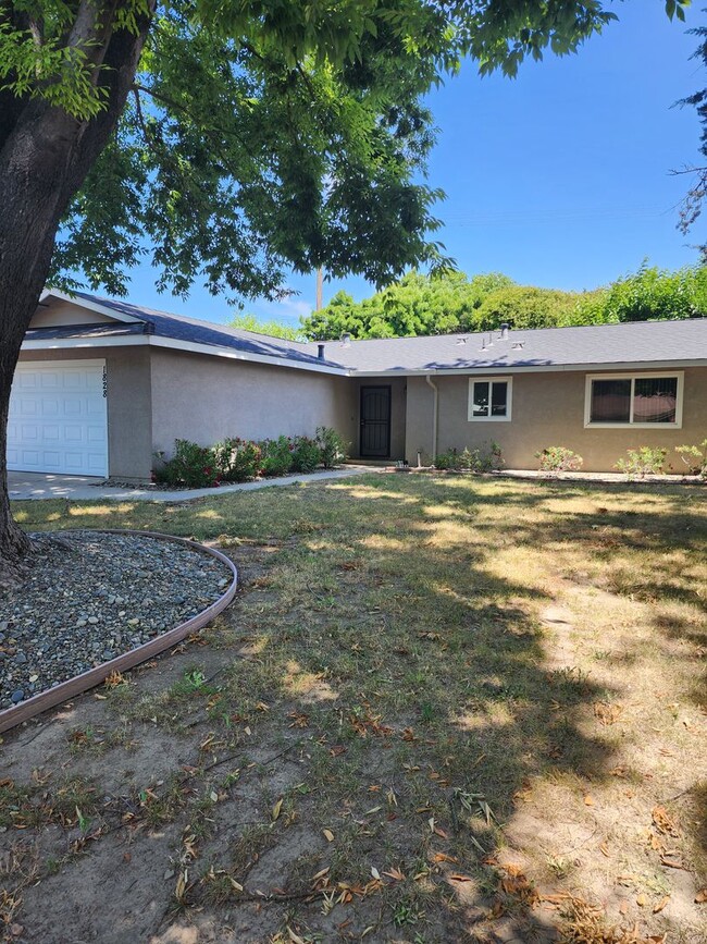 Building Photo - 3 Bedroom 2 bath with 2 car garage with Wa...