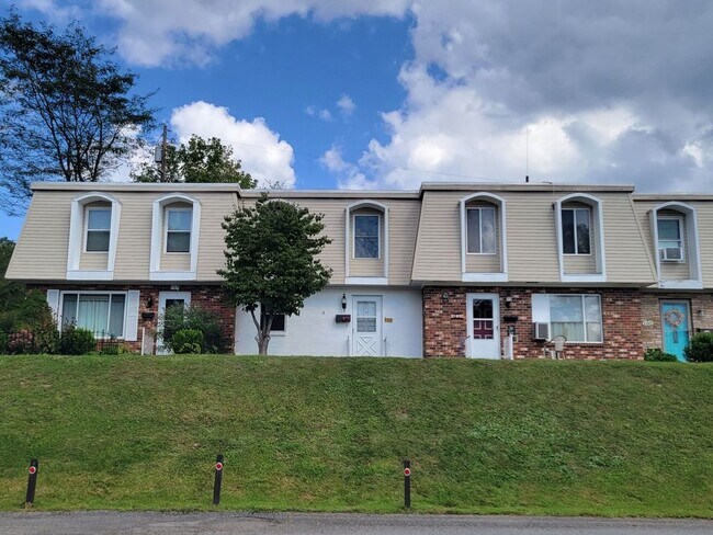 Building Photo - 104 Pinewood Rd