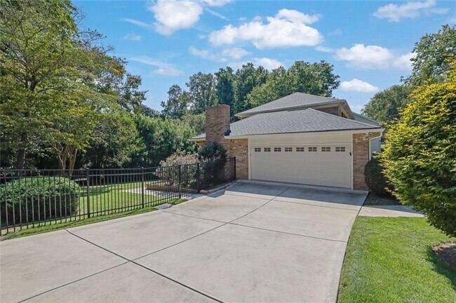 Foto del edificio - 5179 Meadowlake Dr