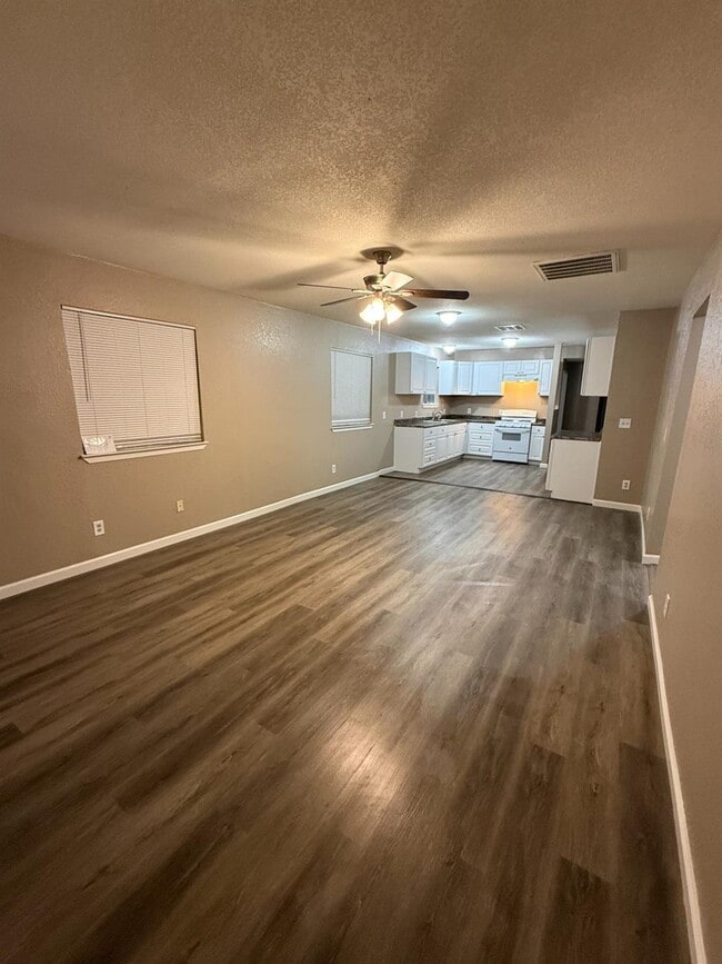 Building Photo - 460 S Dearing Ave