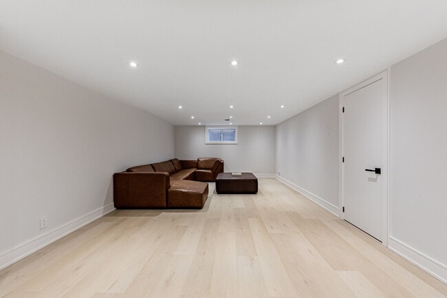 Building Photo - 5 Mellanby Pl