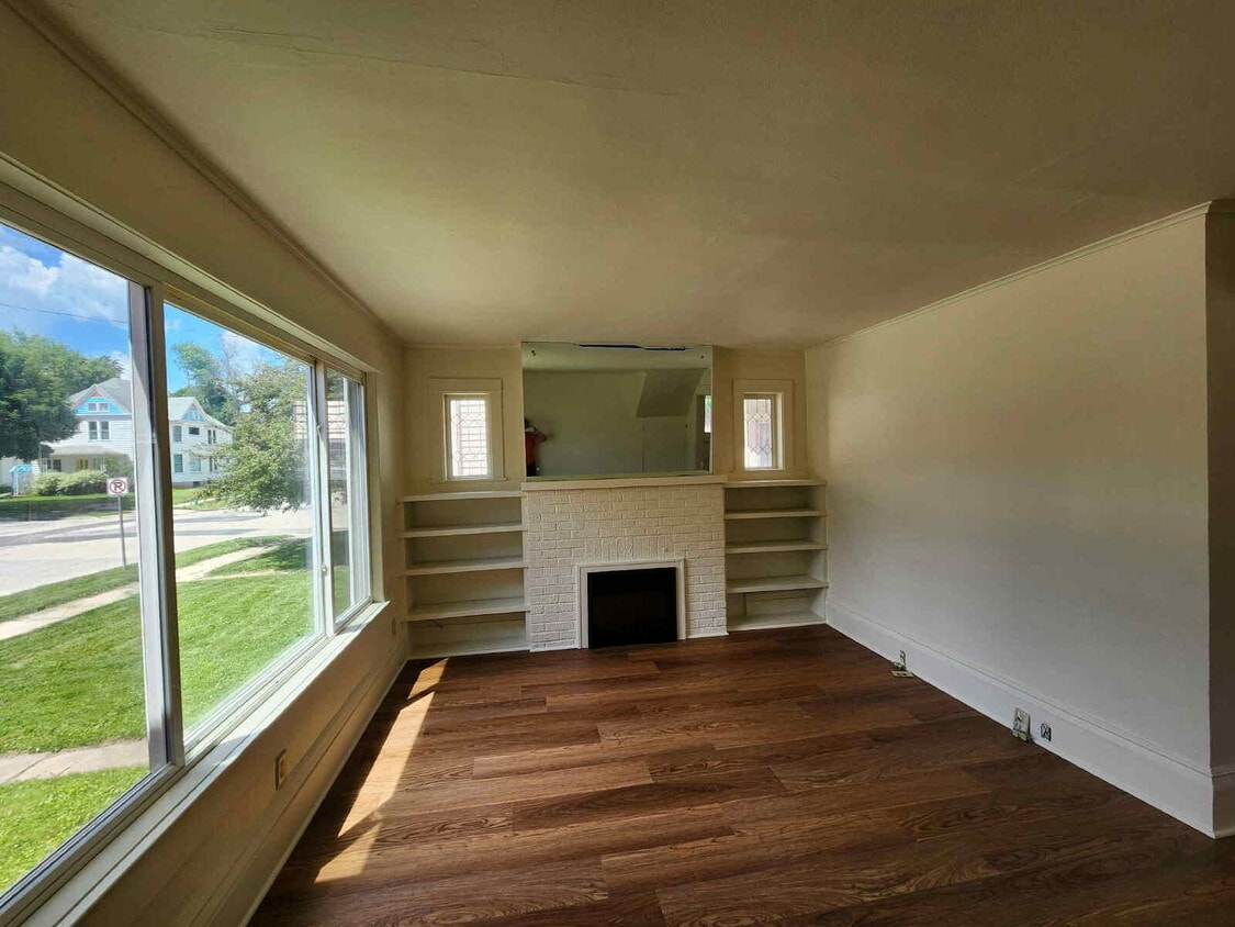 Primary Photo - Bright Lower Apt with HIGH ceilings