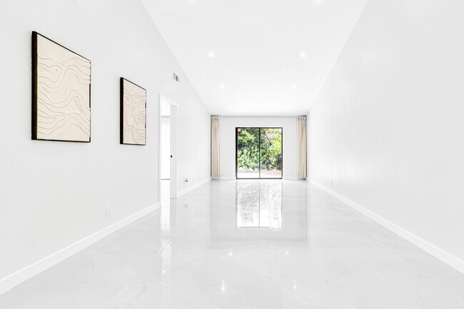 Building Photo - 8957 NW 44th Ct