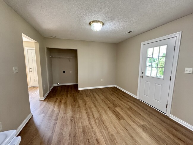 Foto del edificio - 5317 Beechwood Dr