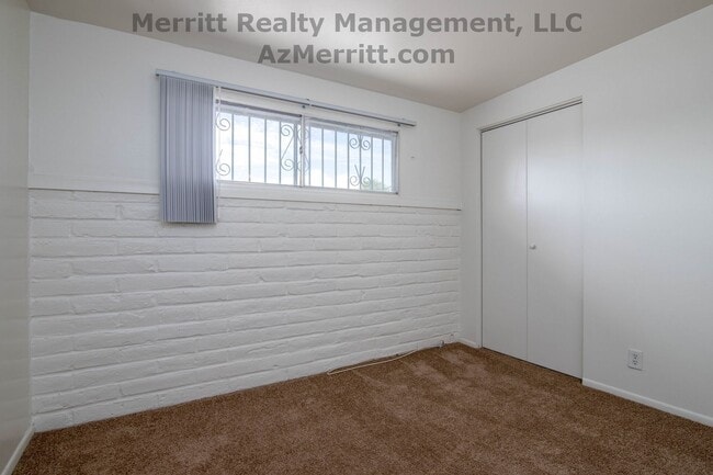 Building Photo - 4 Bedroom, 2 bath,  1/2 month free if you move in by 11/30, air conditioned, fenced yard, carport...