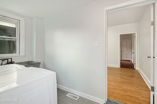 Foto del edificio - 8241 Pine Rd