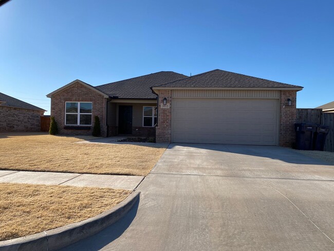 Building Photo - Welcome to this charming 3 bed 2 bath home...