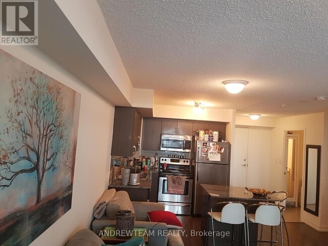 Building Photo - 816 Lansdowne Ave