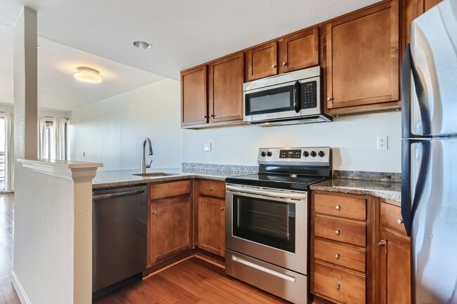 Building Photo - 100 Park Ave W