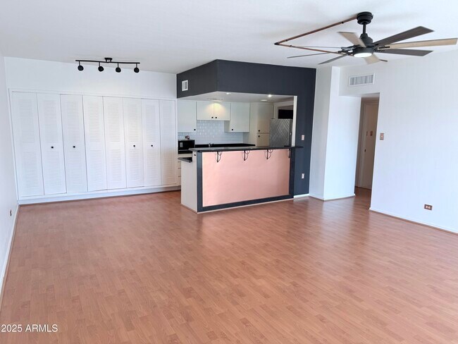 Foto del edificio - 207 W Clarendon Ave