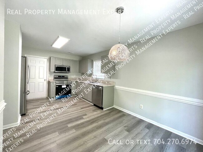 Building Photo - Charming 3 Bed/2.5 Bath Two Story Home!