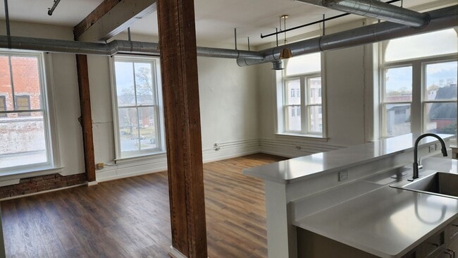 Building Photo - Flowers Building Condominiums Convenient To Downtown!!