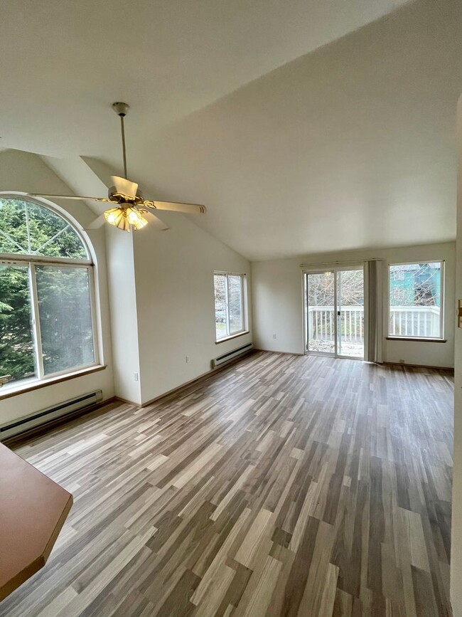 Building Photo - Top Floor 2 Bed 1 Bath Apartment