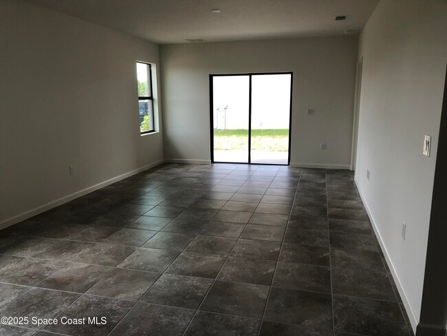 Foto del edificio - 857 Old Country SE Rd