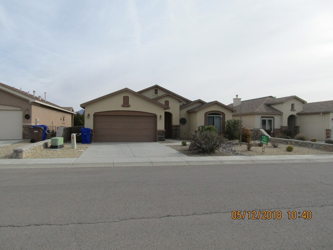 3 Bedroom, 2 Bath, 2 Car Garage Home COMIN... House Rental in Las