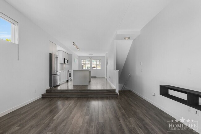Photo du bâtiment - 3 Bed, 3 Bath Townhouse for Rent in Surrey!