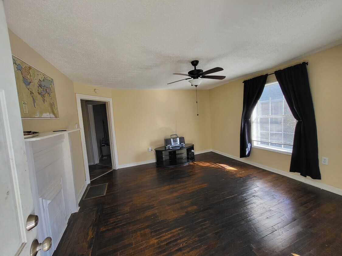 Large Living Area from door - 218 Heatherly Dr