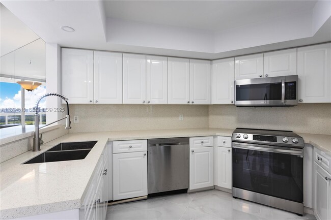 Building Photo - 1800 Sunset Harbour Dr