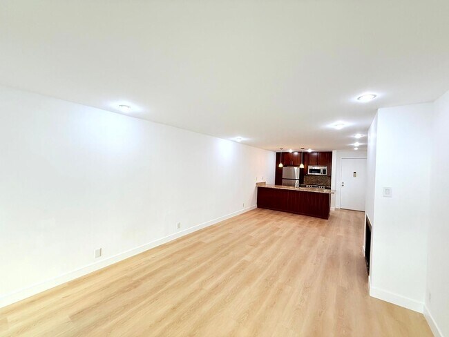 Foto del edificio - Beautiful Renovated Spacious Courtyard One Bedroom with patio, pool and 2 parking in Hollywood