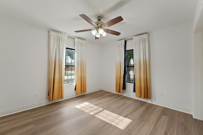 Foto del edificio - 210 Rouse St