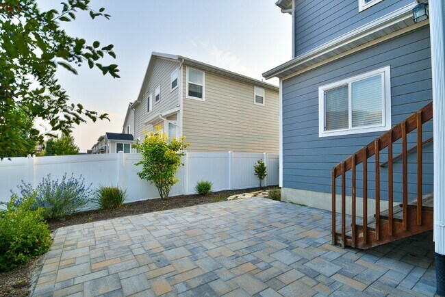 Building Photo - Beautiful Home in Midvale!