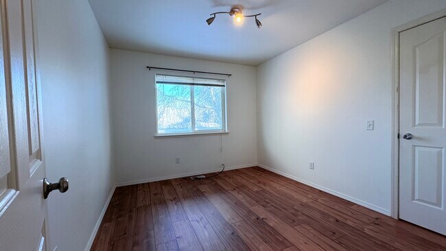 Dormitorio de la planta baja con vistas al norte. - 1497 N Heather Meadows Loop