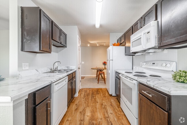 2BR, 2BA - 982SF - Kitchen - Abbington Meadows Of Howe