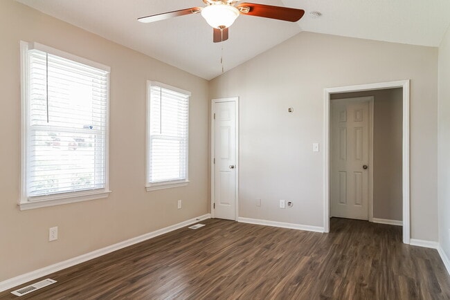 Building Photo - 1024 Holly Pointe Dr