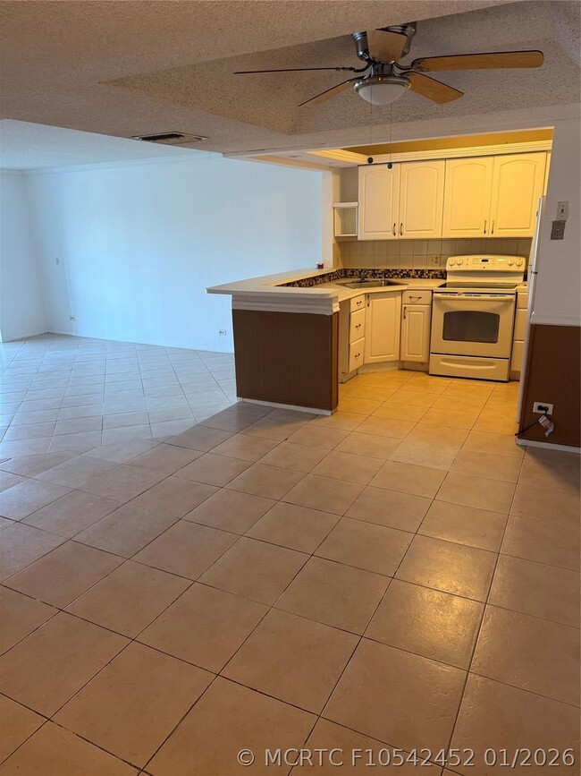 Building Photo - 3740 Inverrary Dr