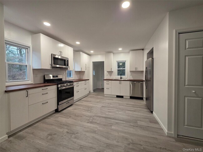 Foto del edificio - 200 Deforest Rd