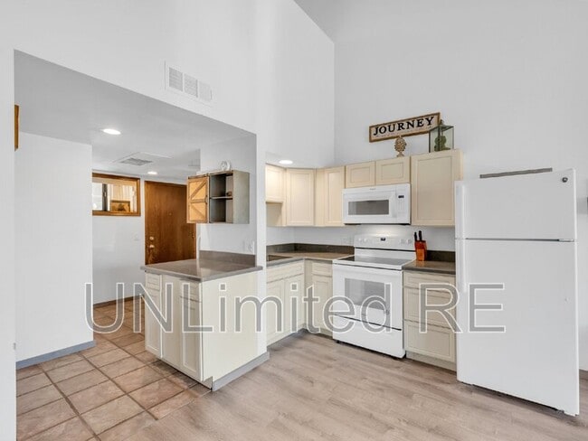 Building Photo - 5700 N Villa Cir