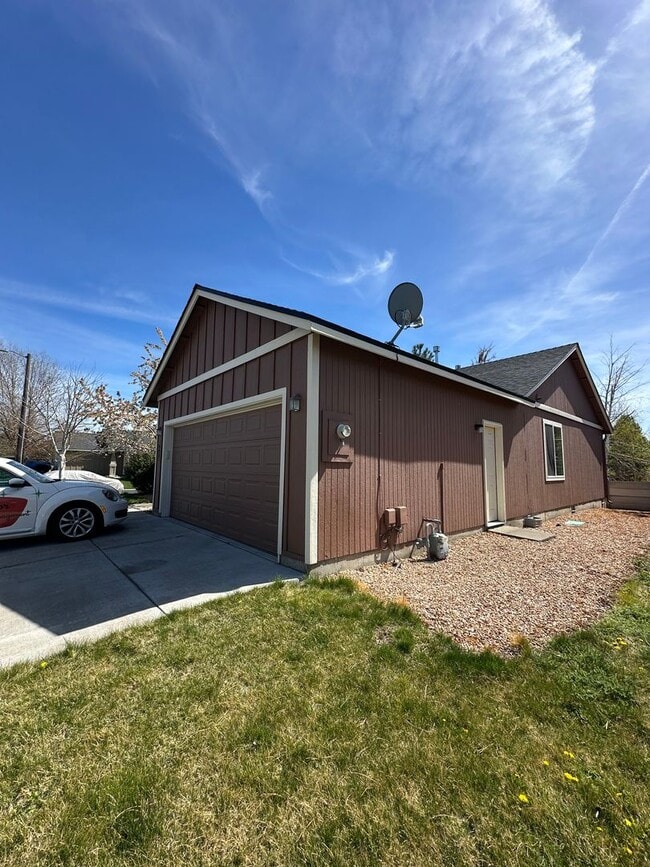 Building Photo - Cozy 3 Bedroom Home in SW Bend!
