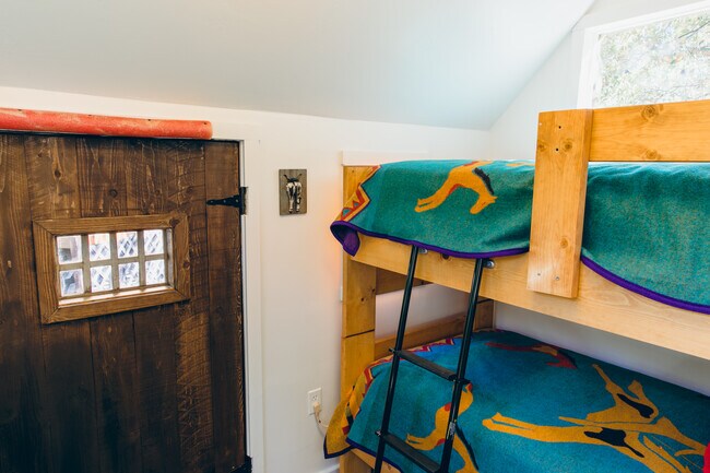 Foto del edificio - 25400 Scenic Dr