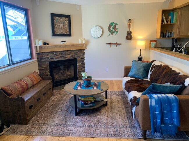 Sala de estar w/Instruments & Games. - 356 S Taft Ct