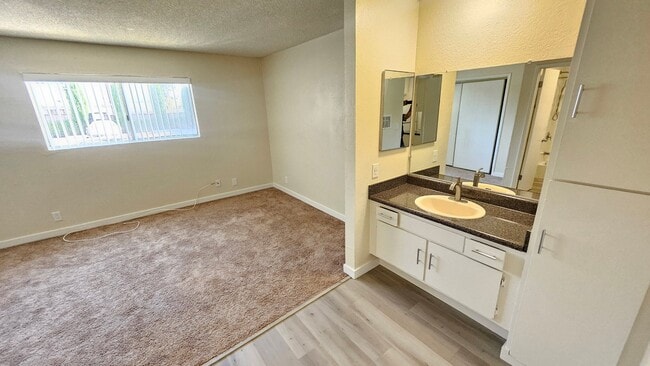 Foto del edificio - 6842 Fulton Ave