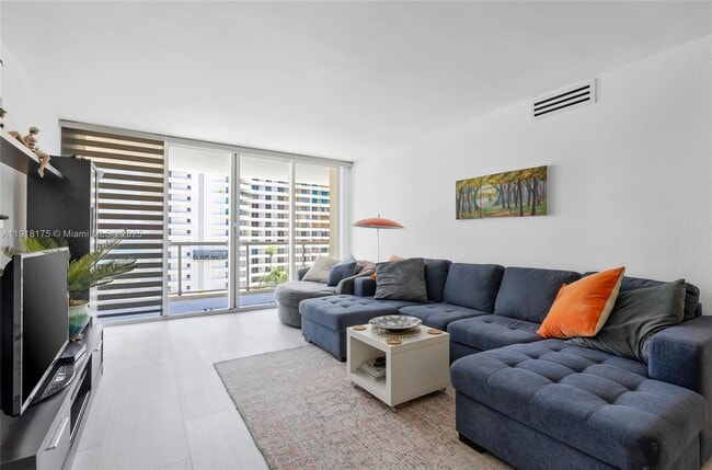 Foto del edificio - 5600 Collins Ave