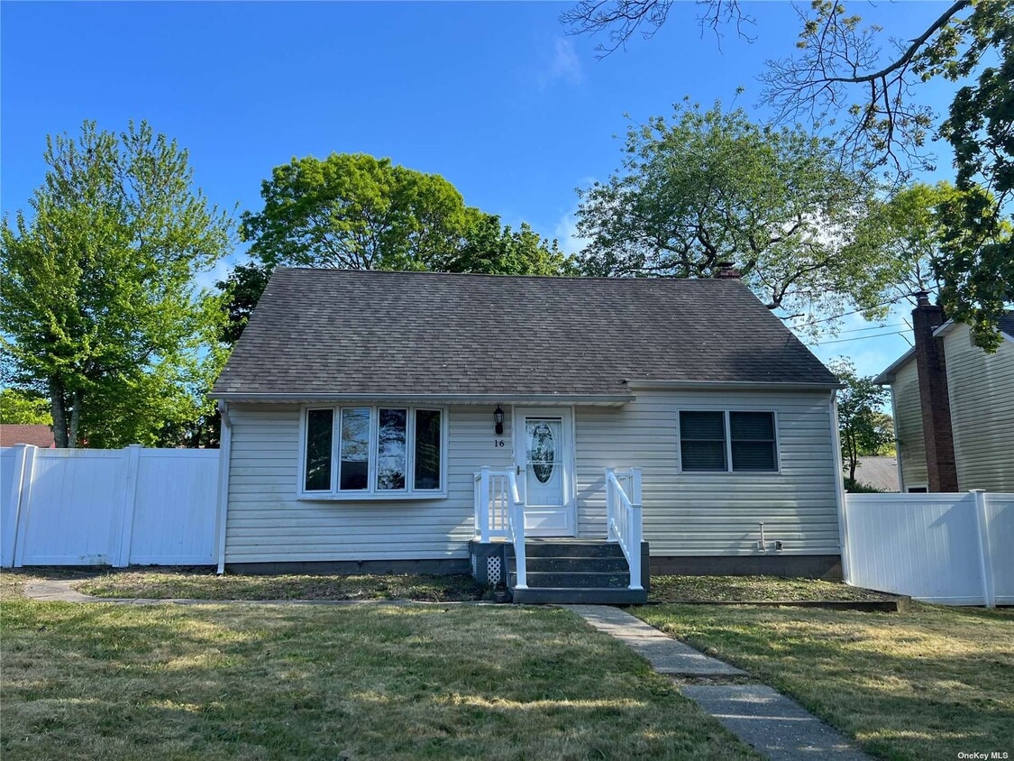 16 Westwood Dr, Shirley, NY 11967 House Rental in Shirley, NY