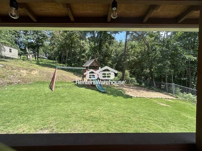 Building Photo - Beautifully maintained traditional 4-bedroom 2 and 12 bath home!