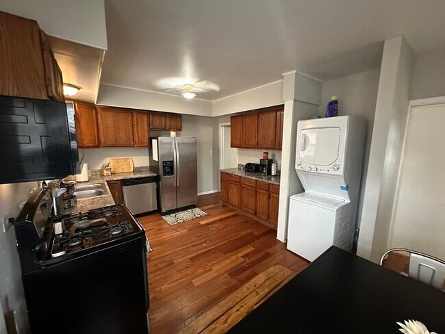 Building Photo - Huge 3 Level Side by Side Duplex with 5 Be...