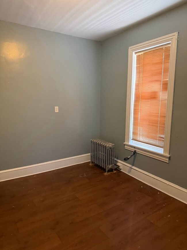 Building Photo - 4 Bedroom House