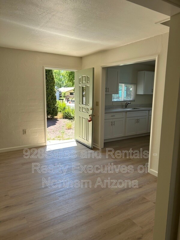 Foto del edificio - 2627 N Rose St