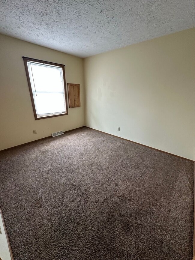Building Photo - 3895-3905 N Meadow Ridge Dr