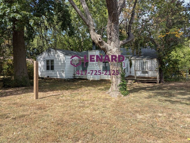 Building Photo - Charming House With a Large, Fenced in Yard!