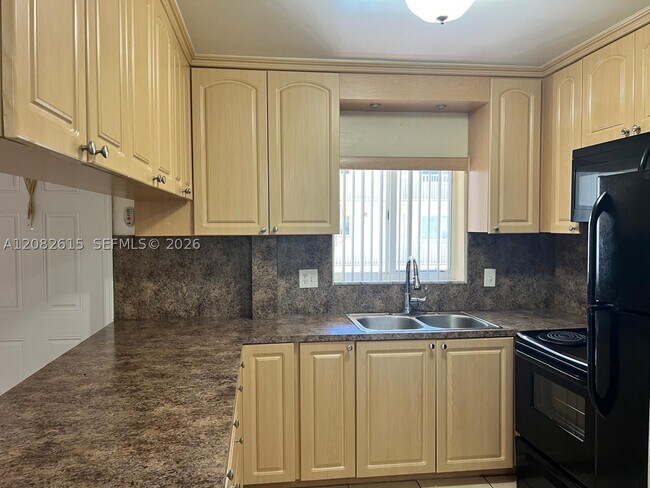 Foto del edificio - 7910 Taft St