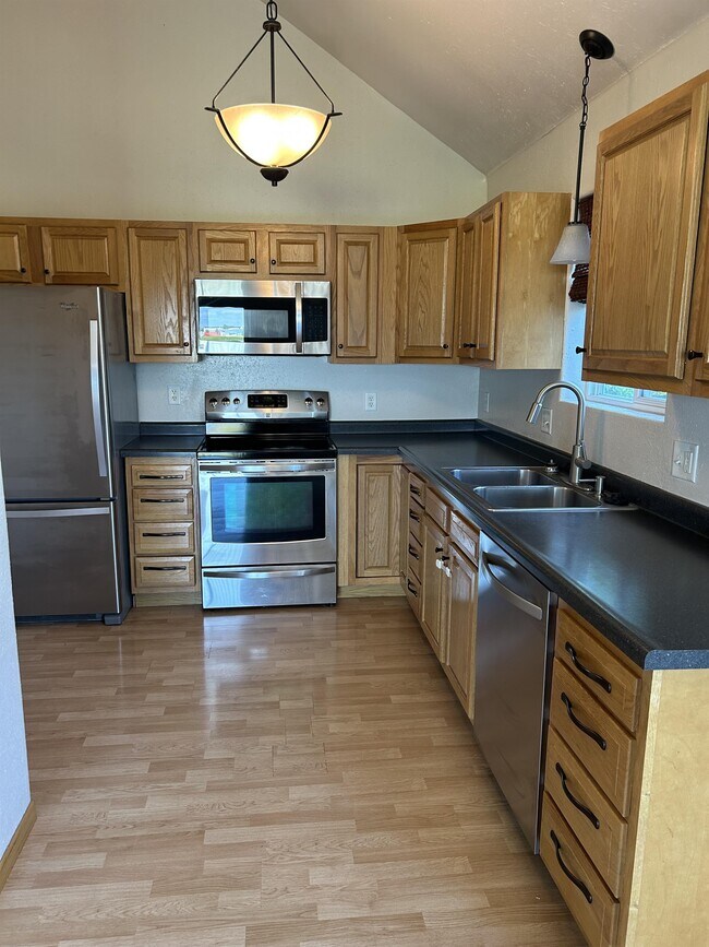 Foto del edificio - 3240 E Capitol Ave