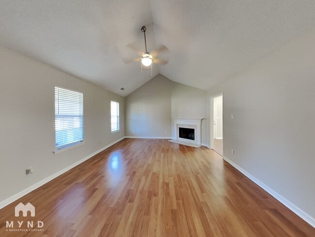 Foto del edificio - 6717 Elmore Woods Ln