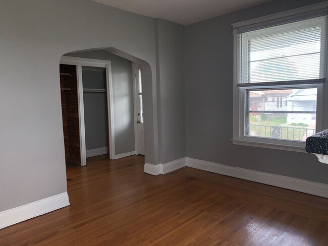 Foto del edificio - Norwood Duplex W/ Driveway Parking