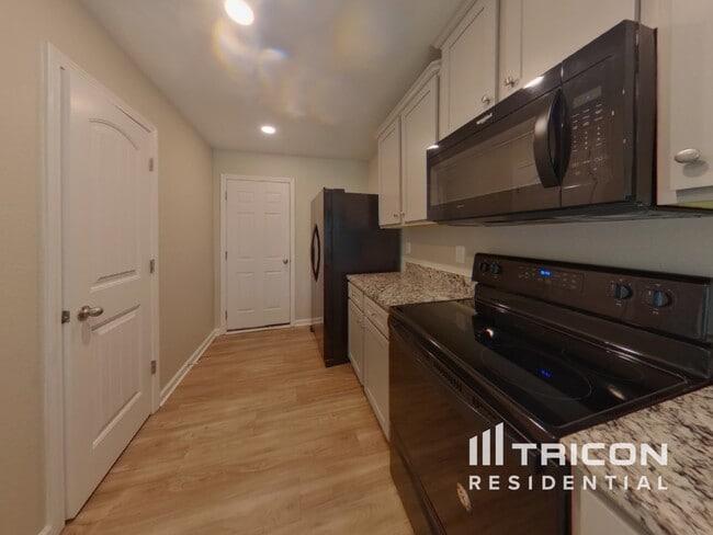 Building Photo - 165 Trailwood Ct