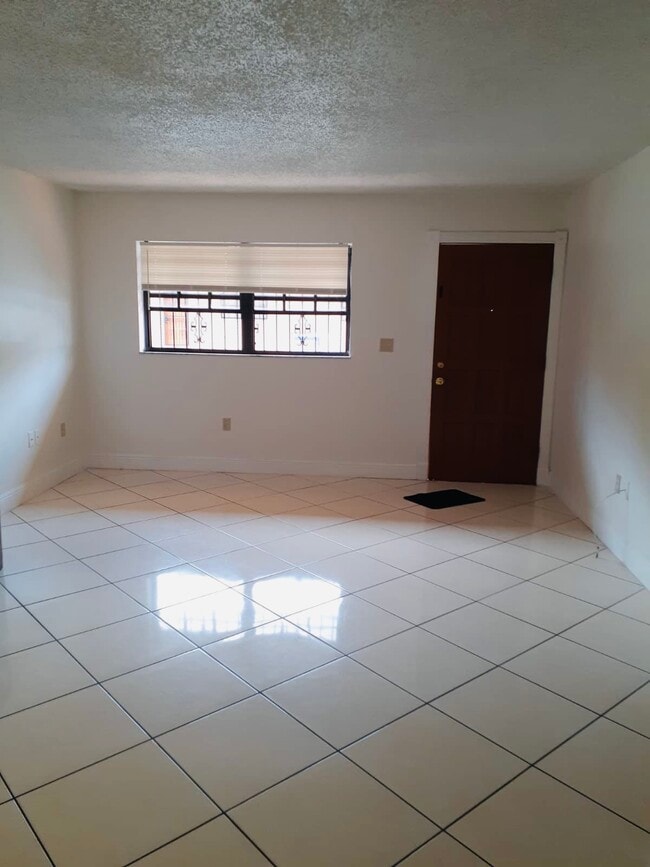Living room - 1331 W 51st Pl