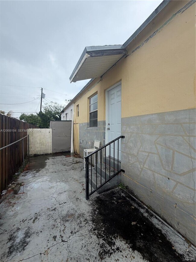 Foto del edificio - 10518 NW 30th Ave